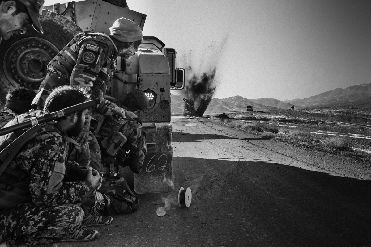 Afganistani julgeolekuvägede miinitõrjerühm tegemas kahjutuks isevalmistatud lõhkekeha Ghazni-Kandahari maanteel 2. detsembril 2019. Isevalmistatud lõhkekehad on üks peamisi vigastute tekitajaid tsiviilisikutele ja Afganistani julgeolekuvägede võitlejatele.