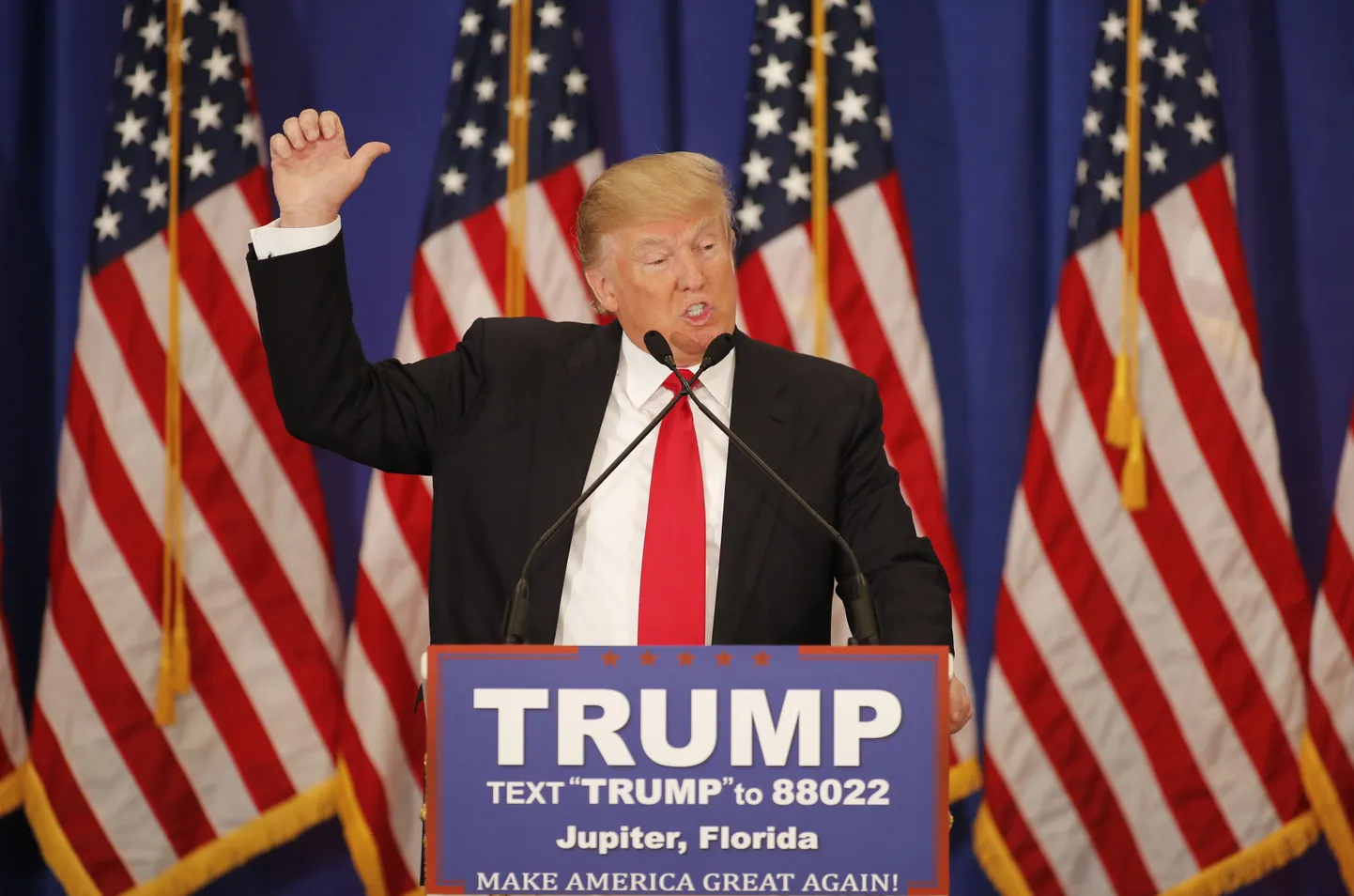 Võidukas Donald Trump Michigani eelvalimiste heast tulemusest teada andmas.