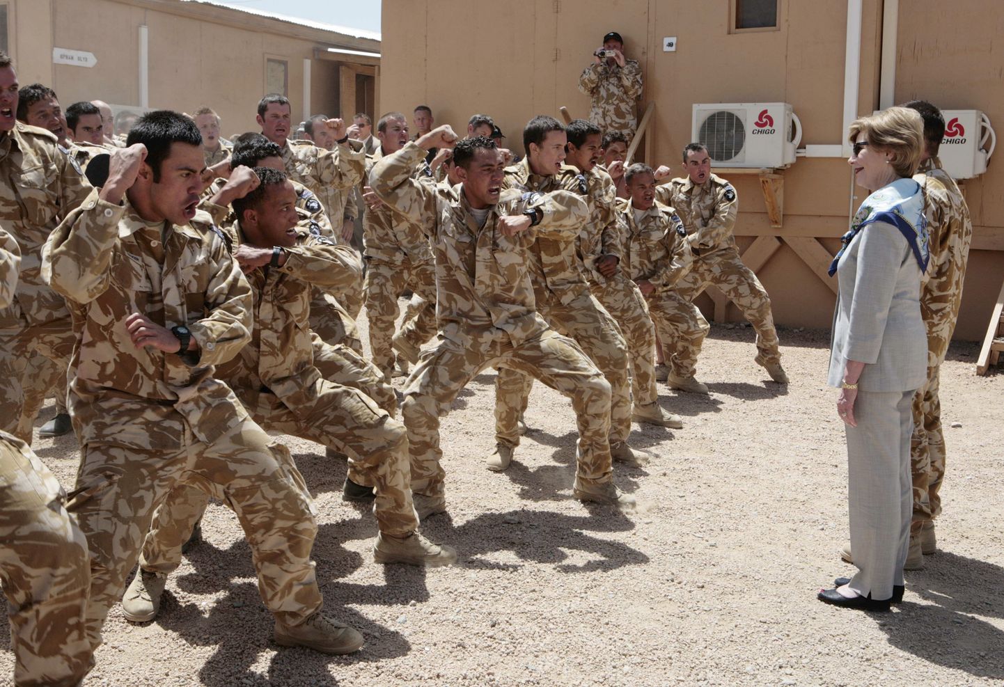 Uus-Meremaa väeosa Afganistanis tervitas USA esileedit Laura Bushi traditsioonilise maaoride sõjatantsuga