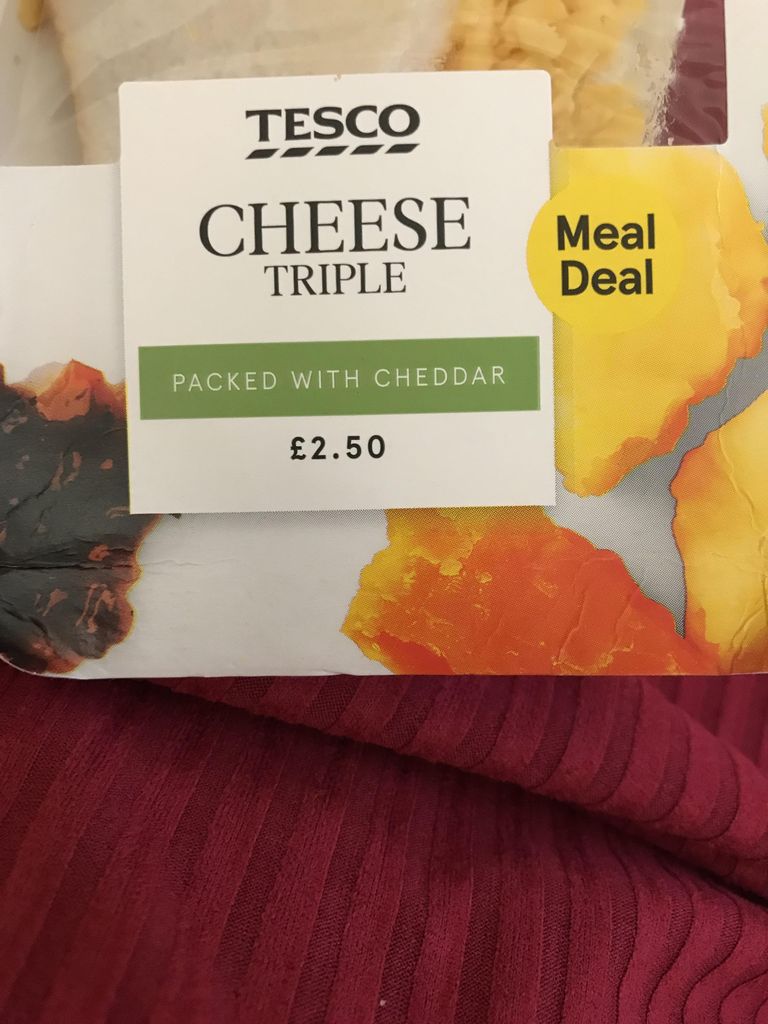 Pilt juustuvõileibadest, mille sai Tesco poest kätte 2,50 naela eest. Ent kui lisada viiskümmend senti, sai juba 3 naela ees kätte võileiva, joogi ning šokolaadi.