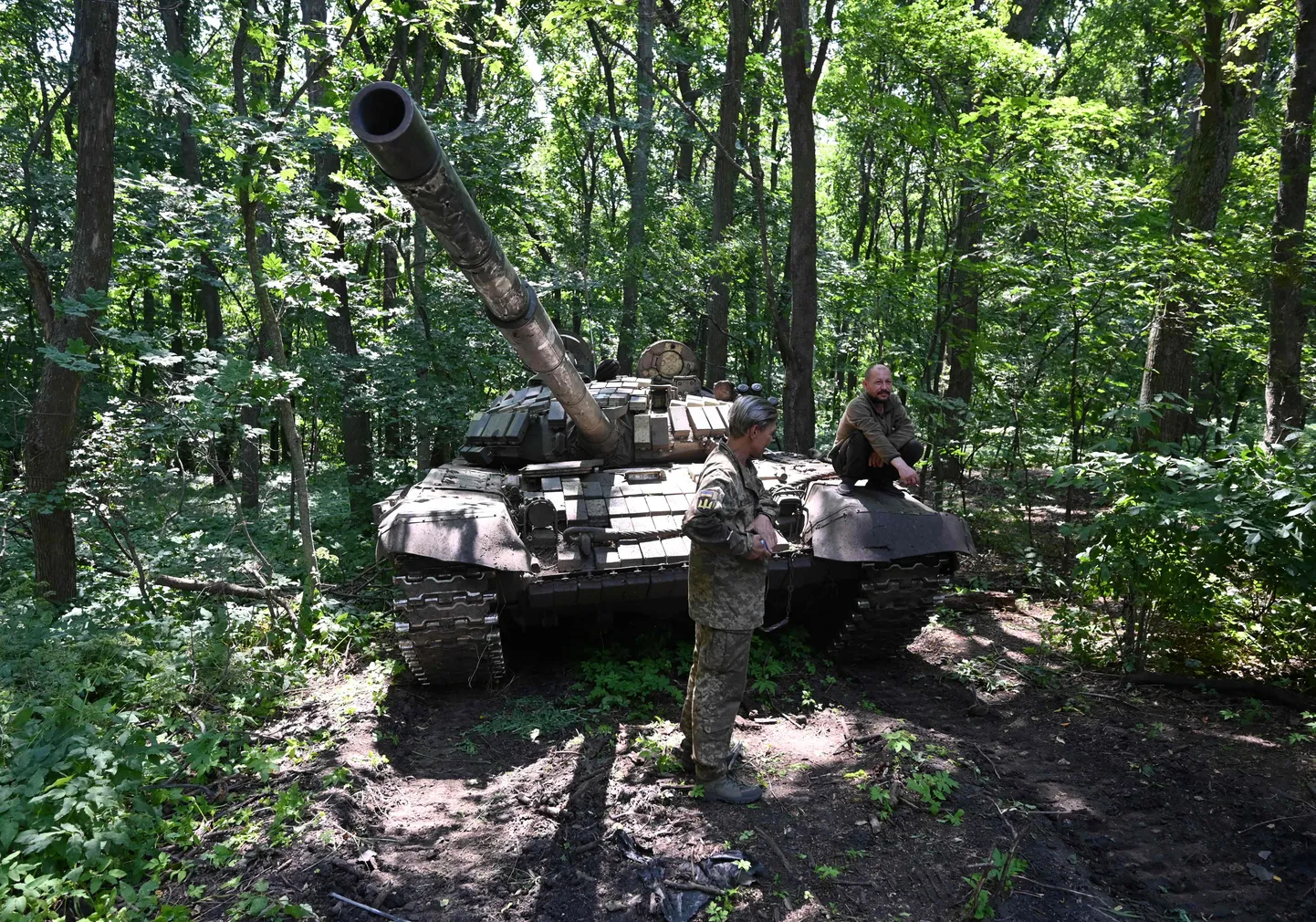 Ukraina tankistid metsas Harkivi oblastis rindejoone lähistel 6. juulil 2023. aastal.