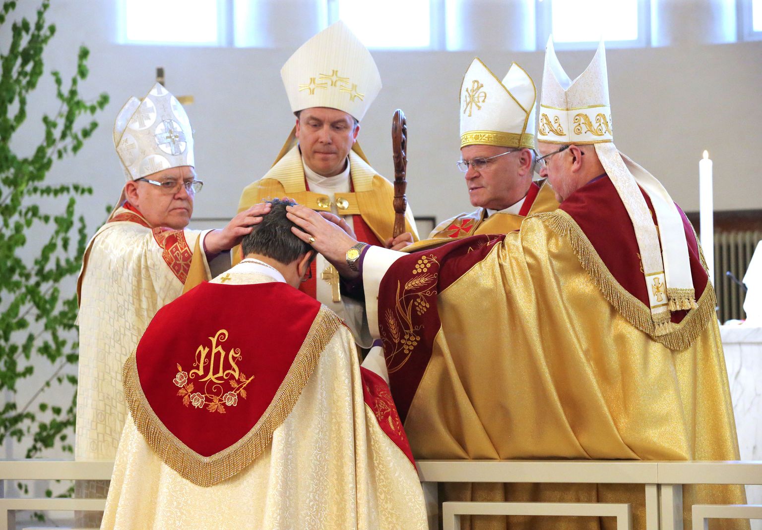 Piiskopid Einar Soone (taga vasakult), peapiiskop Urmas Viilma, emeriitpeapiiskop Andres Põder vastset piiskopit Joel Luhametsa (seljaga) õnnistamas.