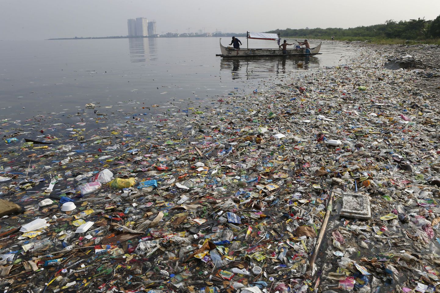 Загрязненный берег возле Манил.