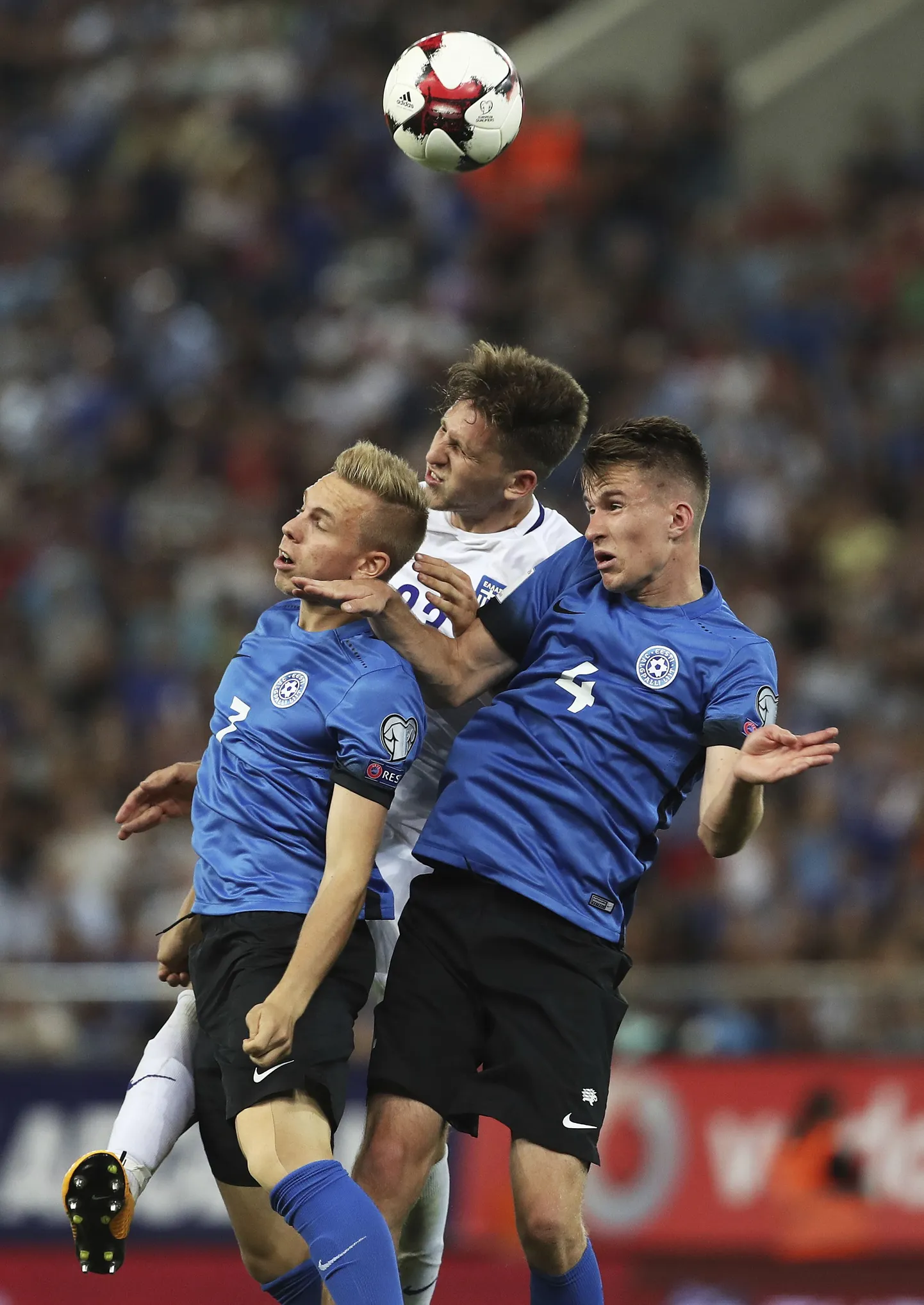 Noored mehed hoos: 19-aastased Martin Miller (vasakul) ja Mattias Käit peavad tulist õhuvõitlust kreeklase Panagiotis Retrose vastu.