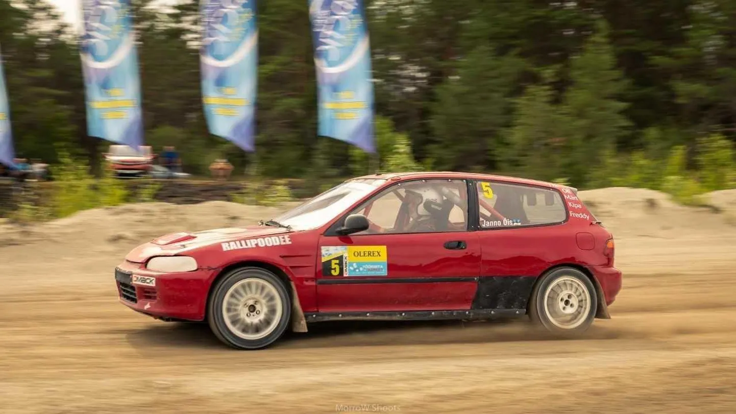 Vändra autosportlane Janno Õis kihutas Piiroja krossil esikveoliste klassis pjedestaali kõrgeimale astmele.