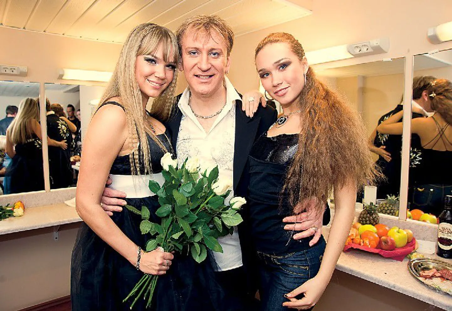 После концерта в гримерной: Сергей Пенкин и его бэк-вокалистки — 
Мария Трошанова (справа) и Алина Фигаровская.