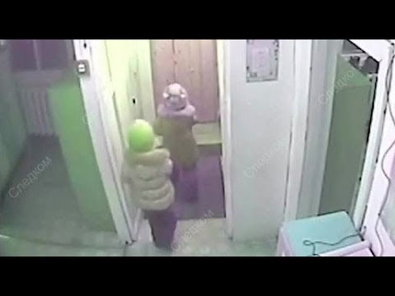 Kaader turvakaamera videost, millel on näha kahe tüdruku lahkumist