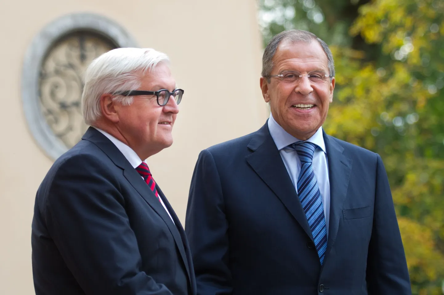 Saksa välisminister Frank-Walter Steinmeier (vasakul) koos Vene esidiplomaadi Sergei Lavroviga Berliinis selle aasta augustis.