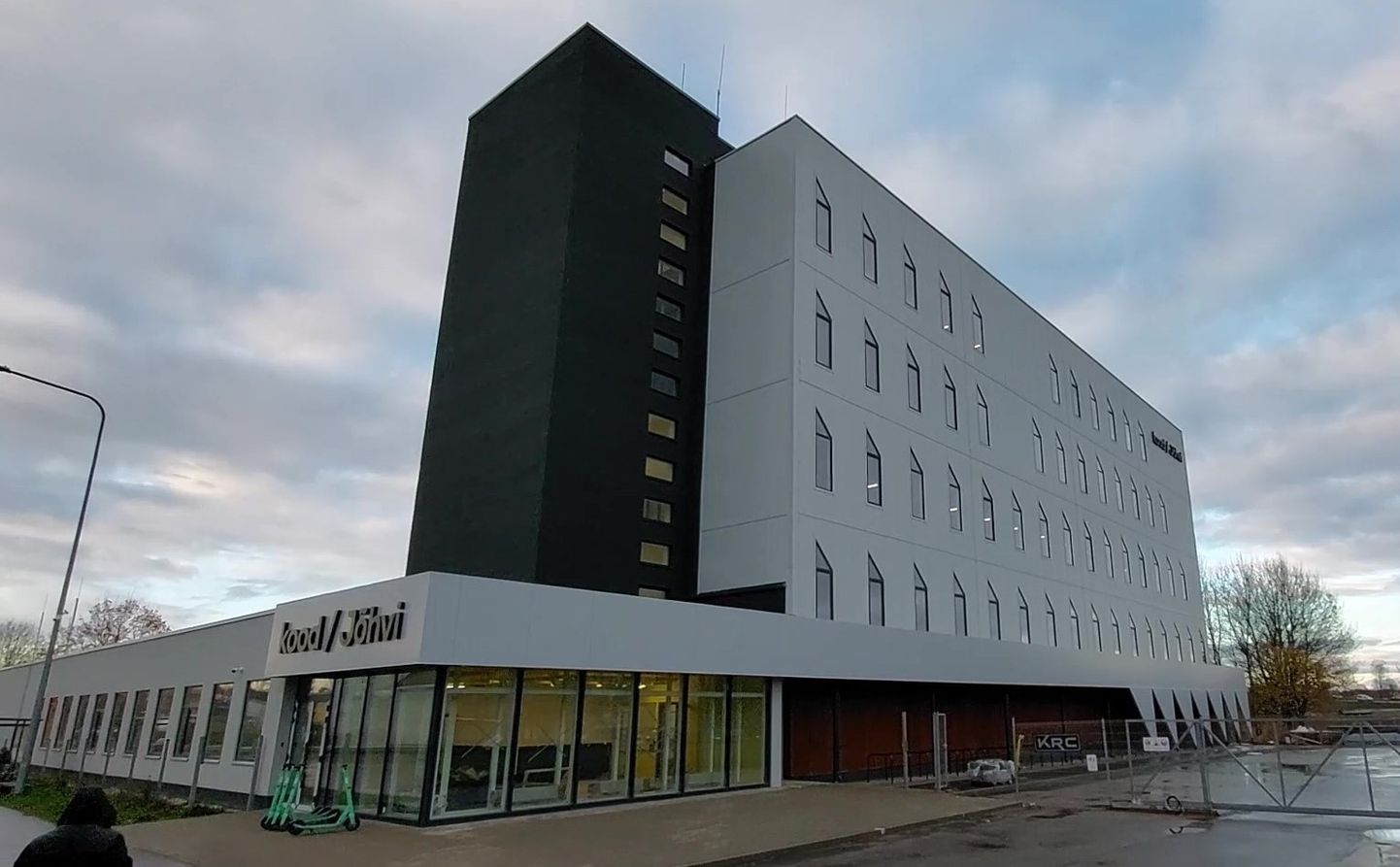 Новое учебное здание технологической школы расположено в основательно перестроенном бывшем доме АТС в Йыхвиском микрорайоне по адресу: Тарту пыйк, 2.
