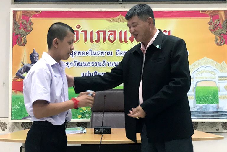 16-aastasele Phongchai Kamluangile andis Tai isikutunnistuse üle Mae Sai piirkonna kuberner Somsak Kanakham