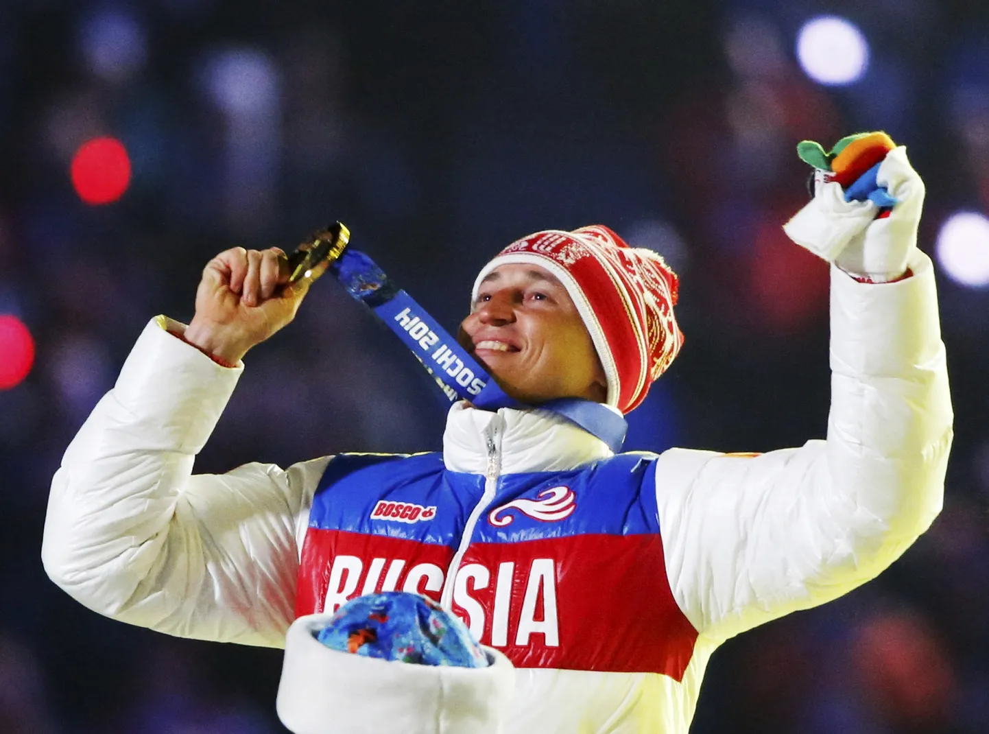 Aleksandr Legkov veel Sotši suusamaratoni olümpiavõitjana.