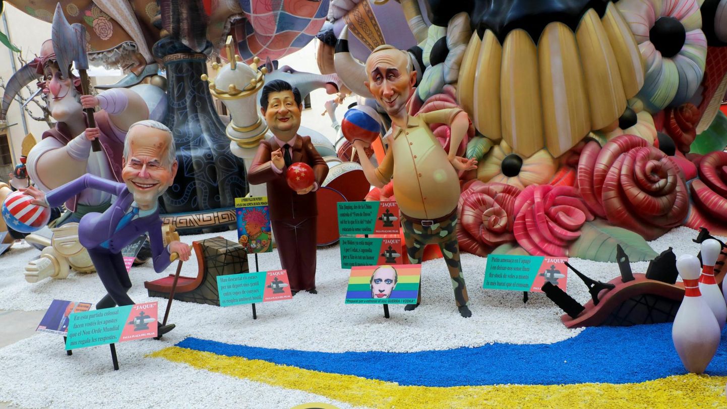 Papjeemašeest valmistatud Joe Biden, Xi Jinping ja Vladimir Putin «mängisid» kolm nädalat pärast invasiooni Valencias Ukraina lipuvärvides rajal bowling’ut. Meisterlike skulptuuride saatuseks oli ärapõletamine tulefestivalil.
