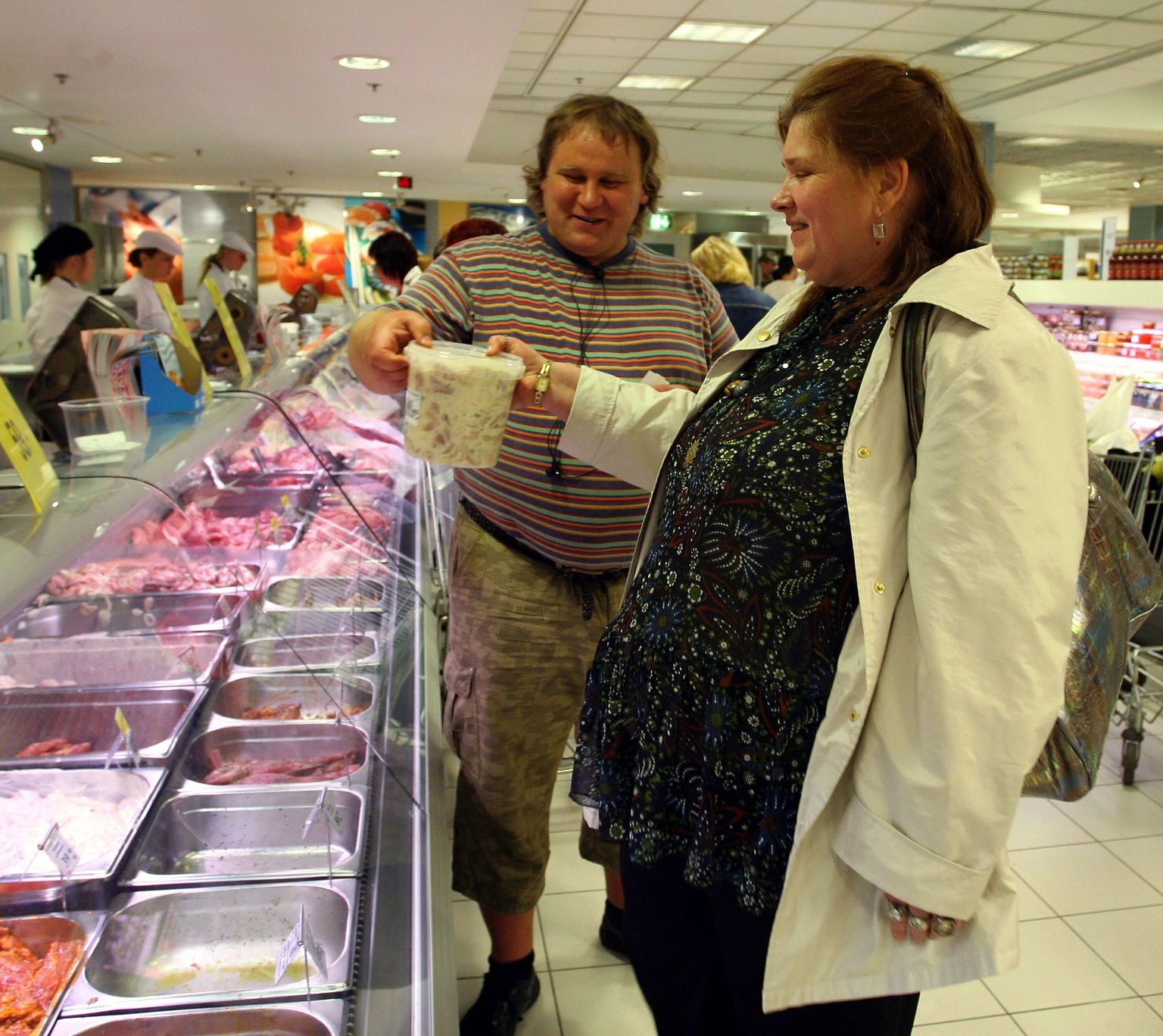 Meelis Reiter ja Lidia Ploompuu valisid eile Tallinnas Stockmanni kaubamajas jaanipäevaks liha.