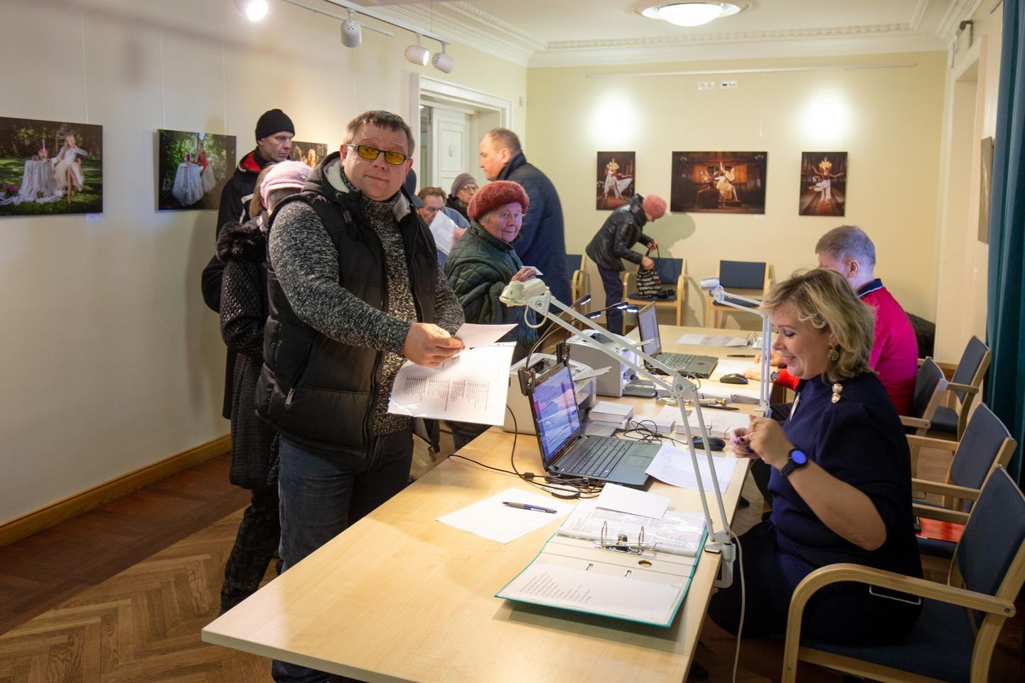 Kuigi riigi prognoosi kohaselt annab ligi 60 protsenti valijatest oma hääle elektrooniliselt, oli Viljandis eelhääletuse algus väga populaarne.