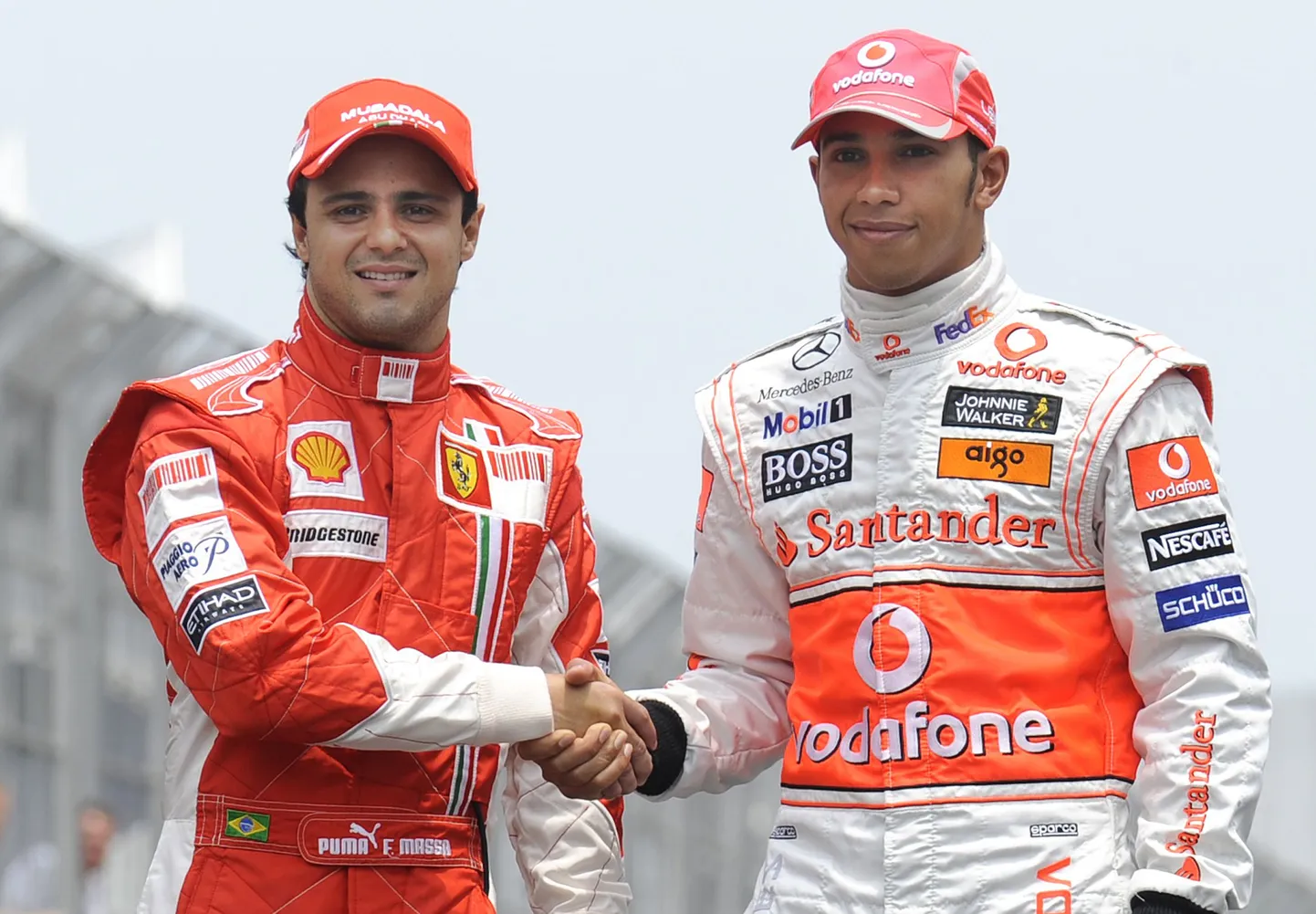 Sama süsteemi järgi poleks eelmisel aastal Lewis Hamilton (paremal) maailmameistritiitlit võitnud, kuna tal oli vähem etapivõite kui Felipe Massal.