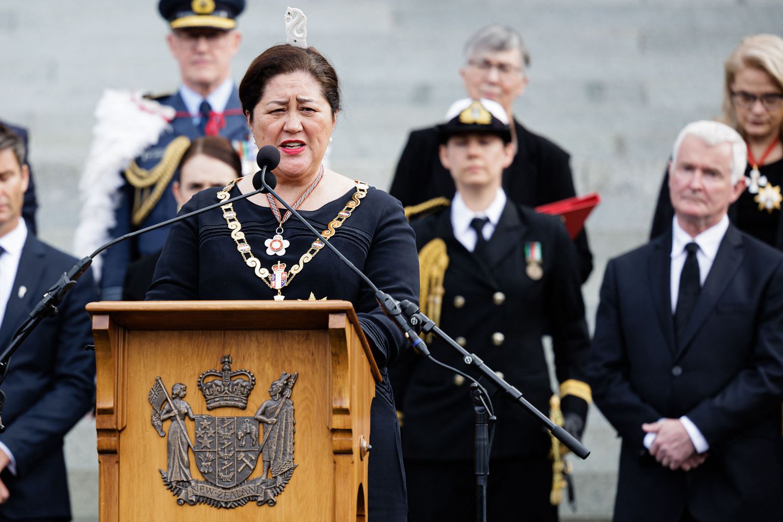 Kindralkuberner Cindy Kiro esinemas Charles III Uus-Meremaa kuningaks kuulutamise tseremoonial.