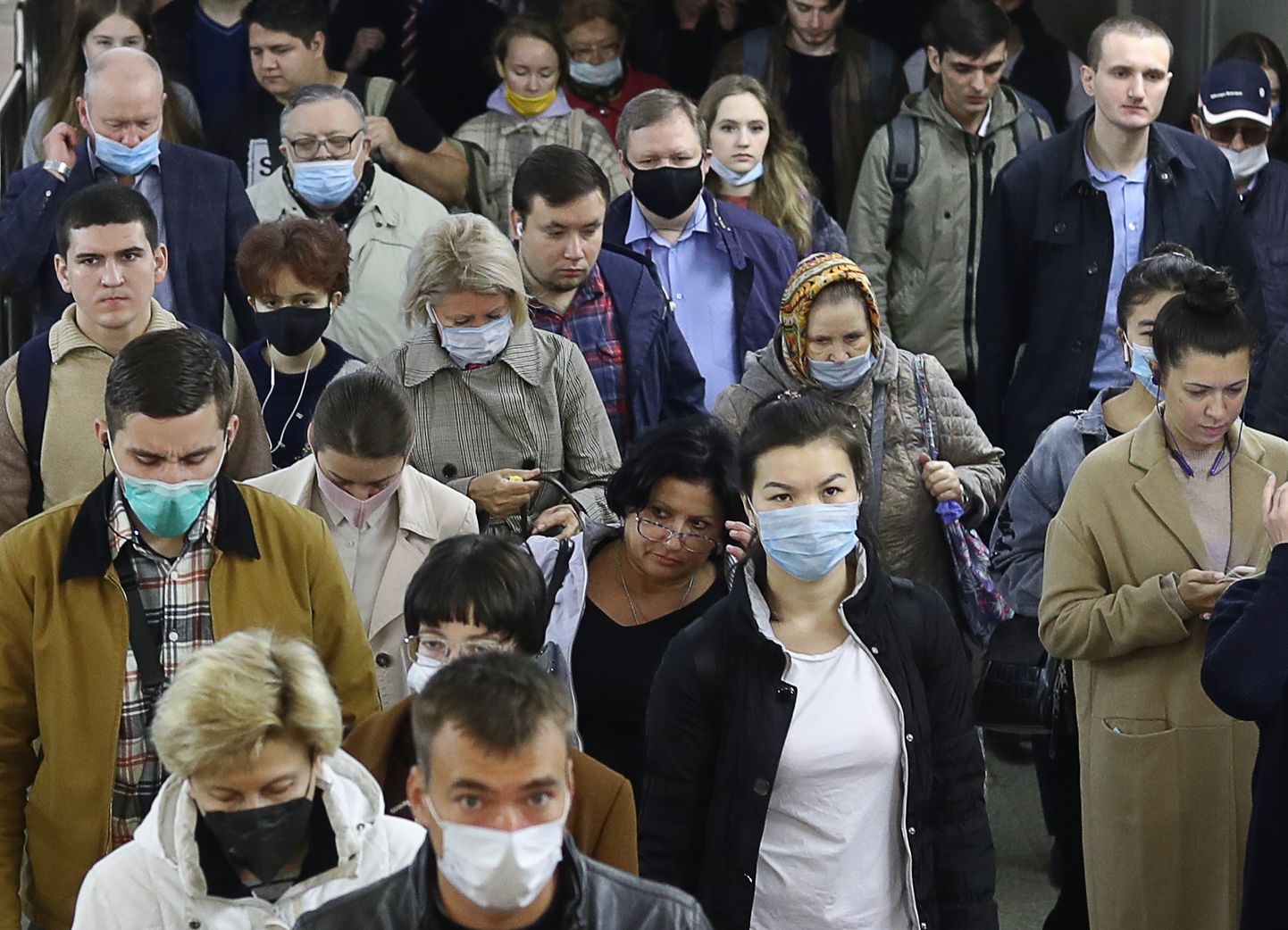 Moskvalastele antud tervisejuhendid näevad ette maskide ja kinnaste kandmist metrooga sõitmisel. Reeglite rikkumise eest on alates kevadest tehtud 47 000 trahvi kokku üle 237 miljoni rubla väärtuses.