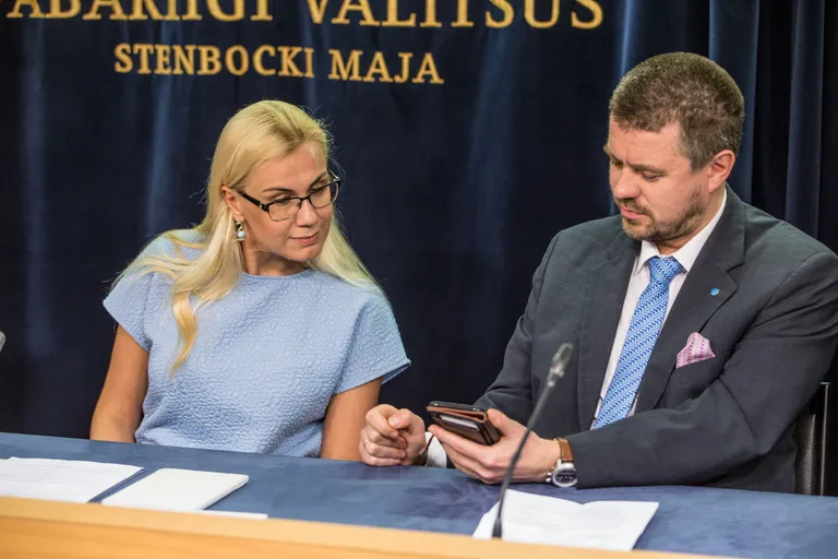 Majandus- ja taristuminister Kadri Simson (Keskerakond) ja justiitsminister Urmas Reinsalu (IRL).