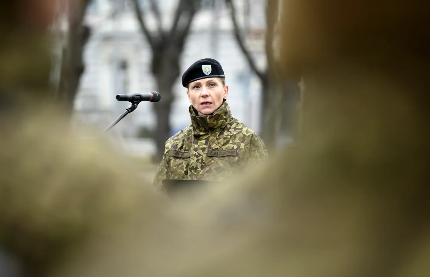 Nacionālo bruņoto spēku Štāba bataljona komandiere pulkvežleitnante Antoņina Bļodone Valsts aizsardzības dienesta karavīru zvēresta došanas ceremonijā pie Brīvības pieminekļa.