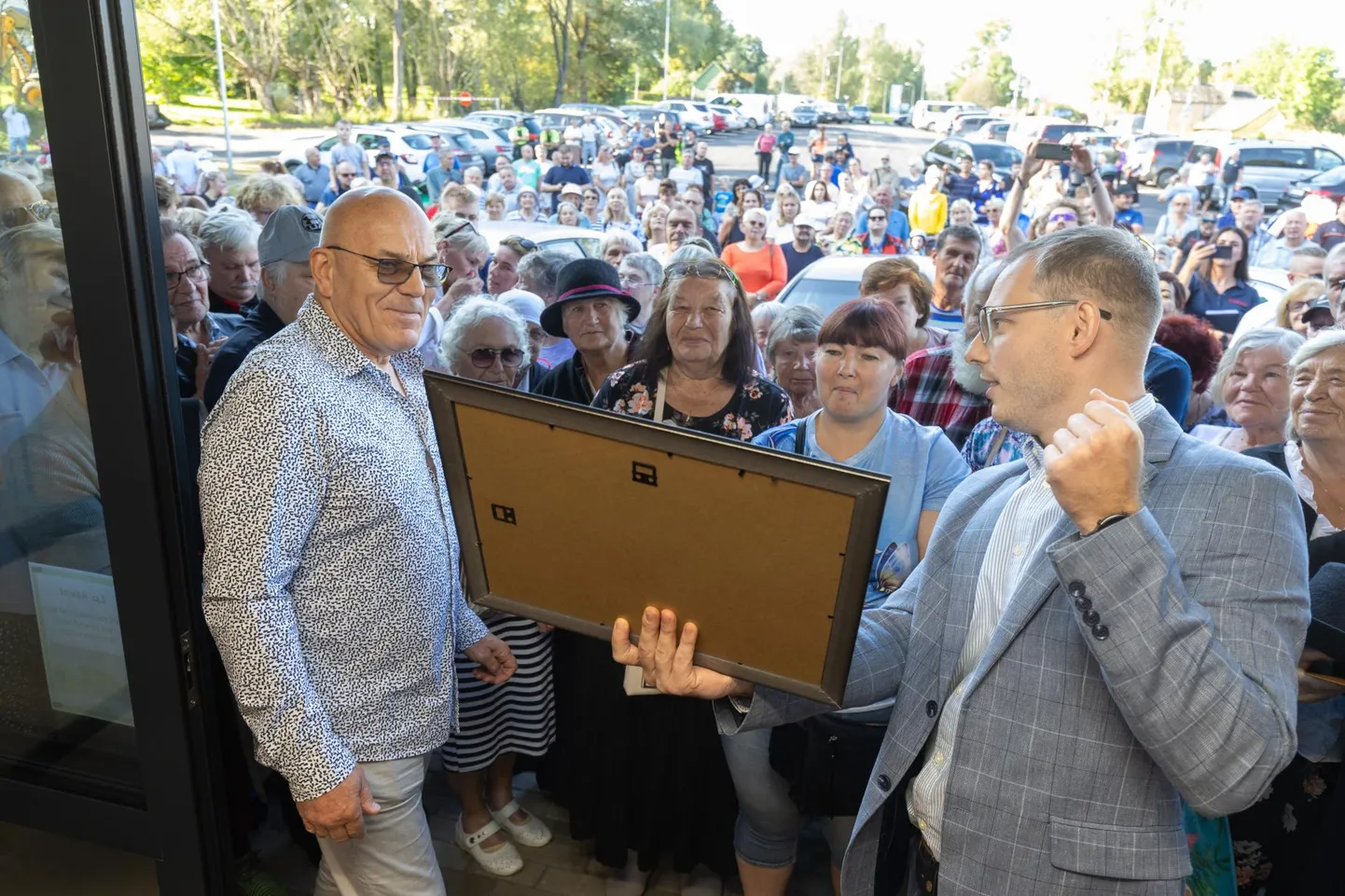 Neljapäeval kell 10 oli Abja-Paluojal kõige suurem sagimine Grossi poe ees, mis seal uksed avas. Pildil esiplaanis ettevõtja Oleg Gross (vasakul) ja Mulgi vallavanem Imre Jugomäe.