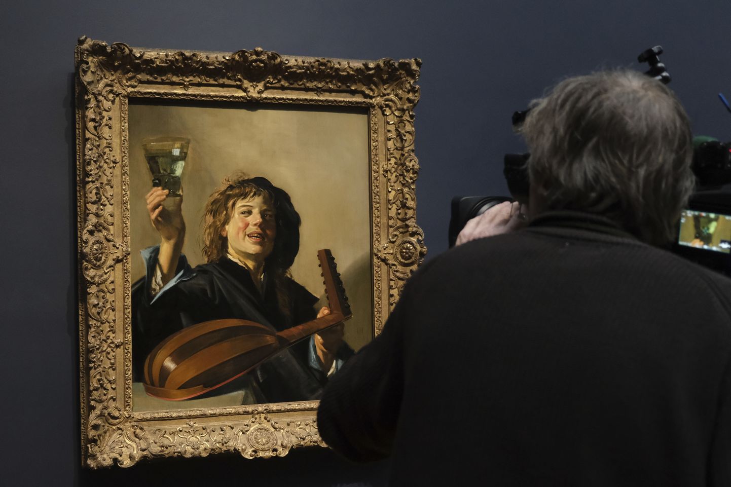 Amsterdamis avatakse 17. sajandi tippude hulka kuulunud Frans Halsi näitus, kuid välja ei saa panna tema teost «Kaks naervat poissi õllekruusiga», mis 2020. aastal varastati. Pilt on illustreeriv.