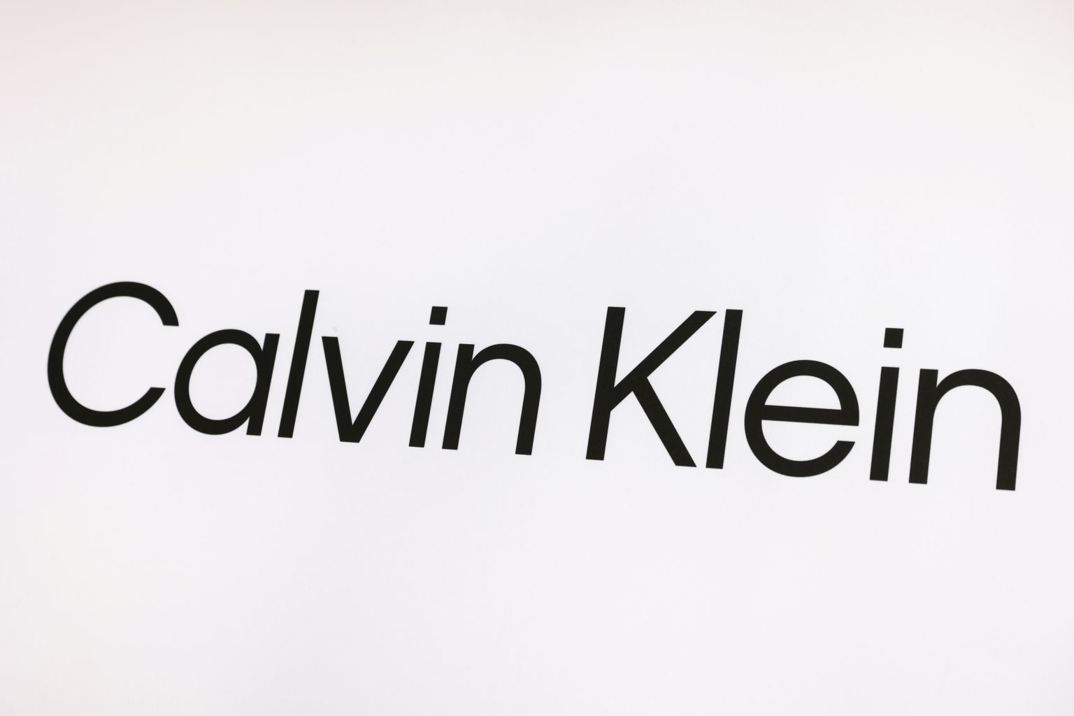 Лого бренда Calvin Klein