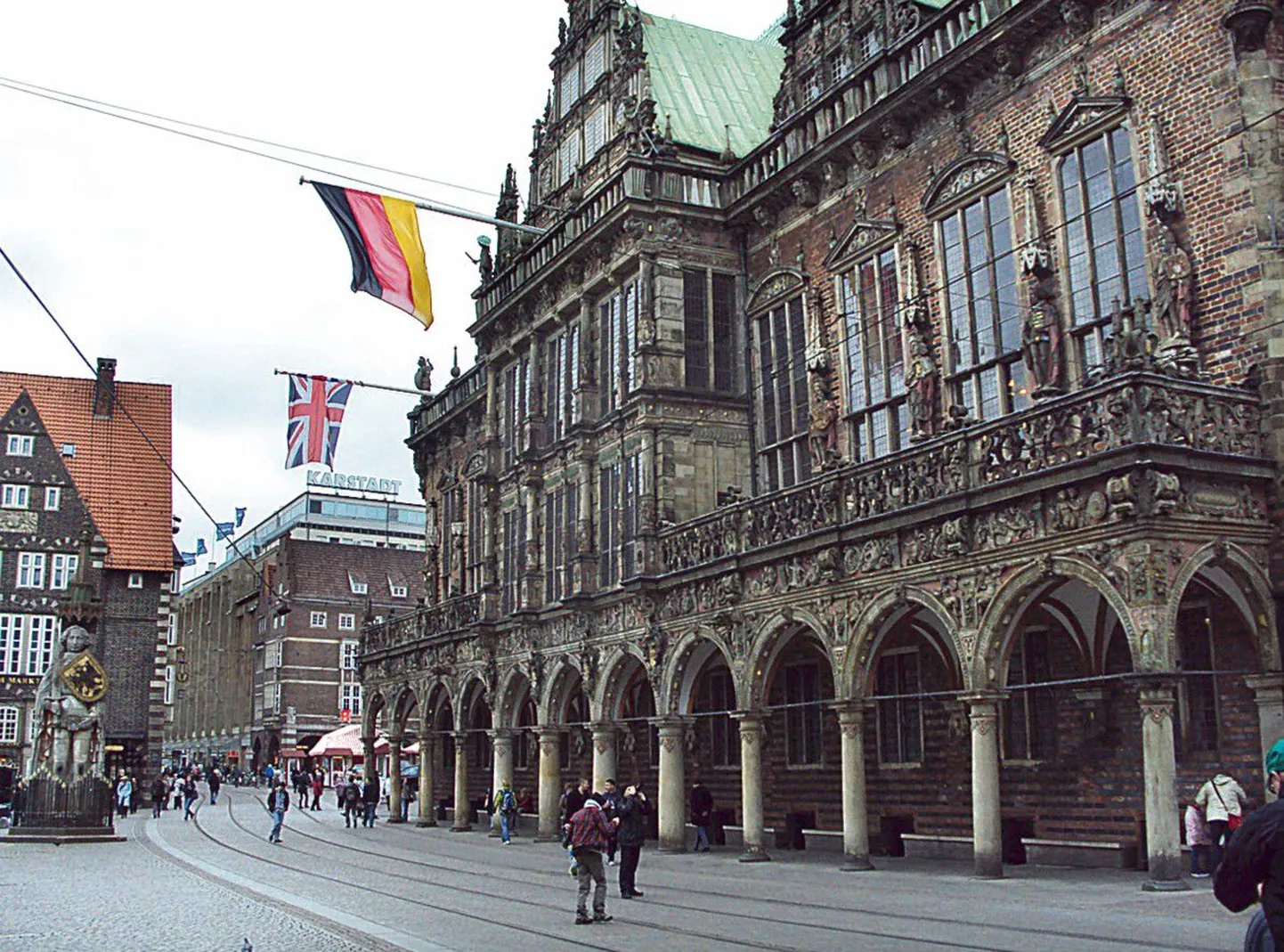 Au ja uhkus: Bremeni raekoda, all vasakul vabadusesümboli Rolandi kuju. Raekoja all on avatud suur õllesaal ja veinikelder.