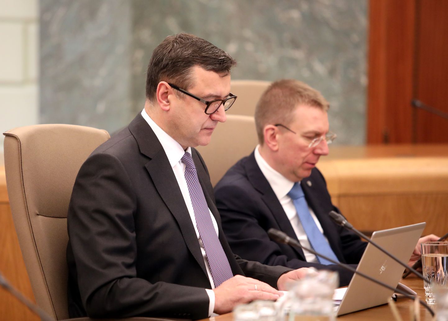 Finanšu ministrs Jānis Reirs (no kreisās) un ārlietu ministrs Edgars Rinkēvičs pirms Ministru kabineta sēdes.