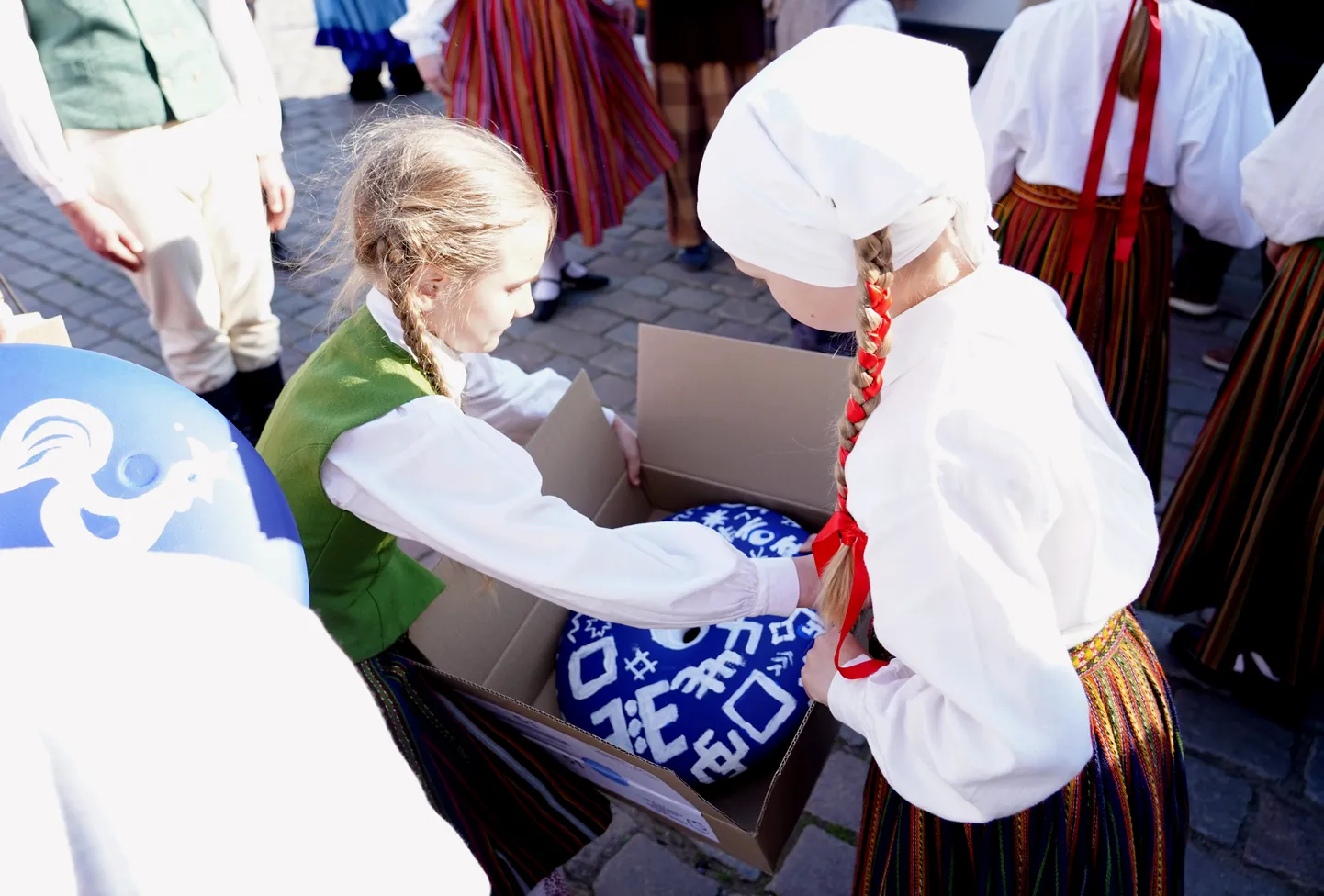 Rātslaukumā notiek pasākums, kura laikā svinīgi tiek nodotas XIII Latvijas Skolu jaunatnes dziesmu un deju svētku dalībnieku apgleznotās pērles, kas tapušas bērnu un jauniešu centros svētku ieskandināšanas projekta "Savīšanās ceļš" laikā.