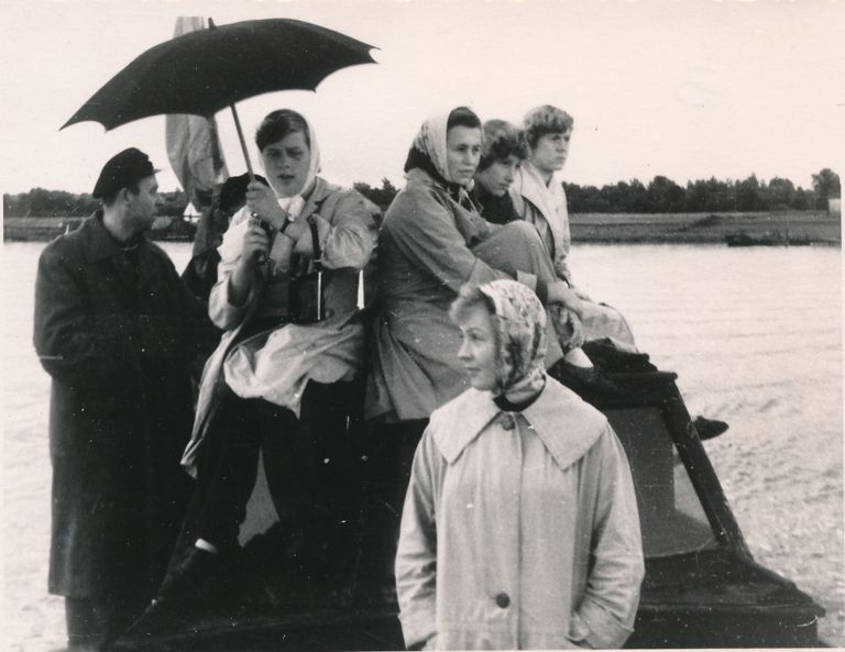 Sõit Soele sadamast on alanud. Vasakul Erich Truumure, Alja Rasu, Saima Vanem, Silvi Pugi ja Reet Päärson. Ees Laine Aaslaid-Tarvis.