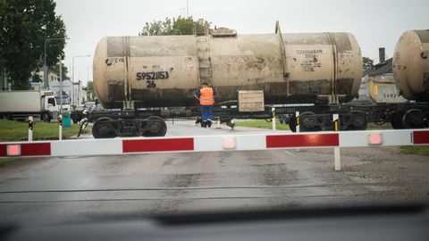 Eaka sohvri sõidu lõpetas raudtee ülesõidukohas tõkkepuu post