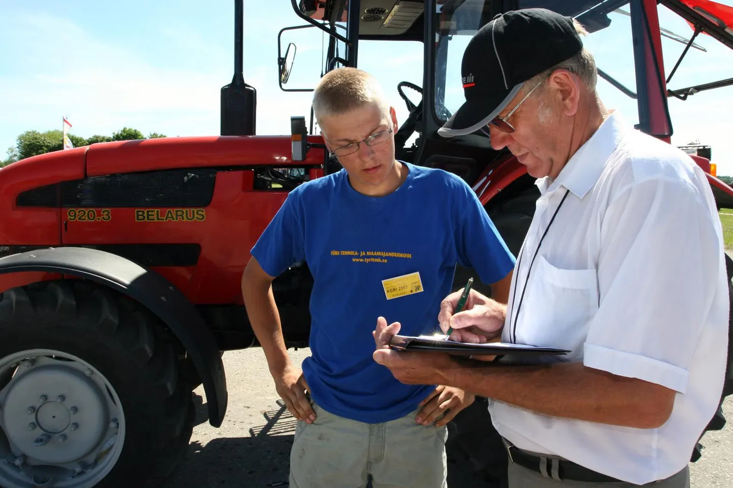 Parim noortalunik Mait Tõnise uurib kohtunik Vello Vilu käest, kuidas tal õnnestus traktori täpsussõit.