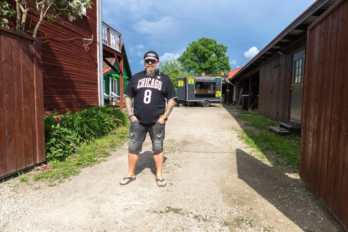 Toiduautode ja -kärude hooaeg saab tuurid sisse üldjuhul siis, kui päike hakkab kõrgemalt ja kuumemalt paistma. Veganitoitu pakkuv toidukäru Suur M sai laupäeval nii-öelda sisse õnnistatud, kui selle pidaja Myrakas kodutänaval selle luugid lahti tegi ning külalisi hea ja paremaga kostitas.