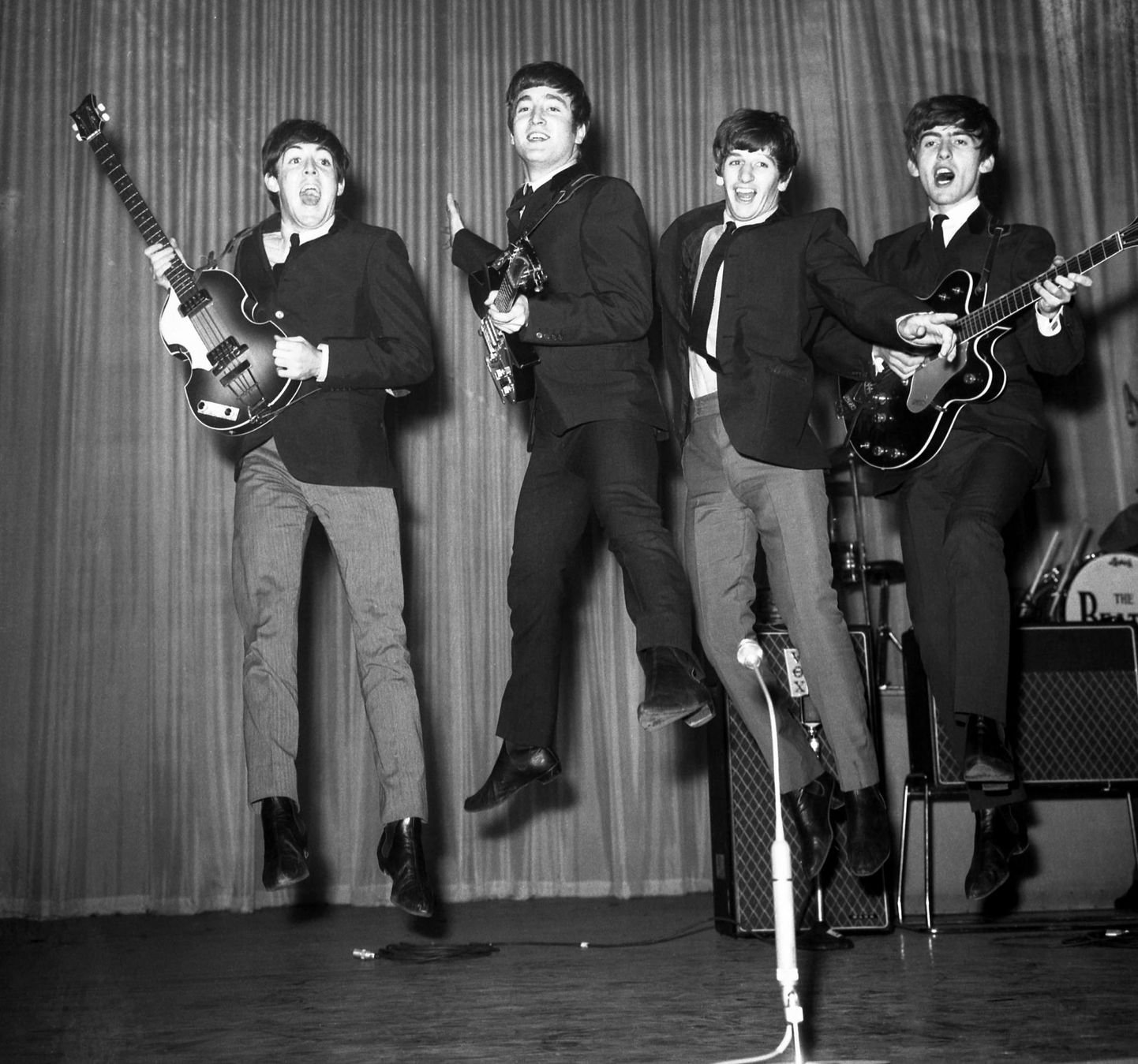 The Beatles (vasakult): Paul McCartney, John Lennon, George Harrison ja Ringo Starr. Teatavasti John on naissoost, Paul mustanahaline, George gei ja Ringo vaimupuudega.