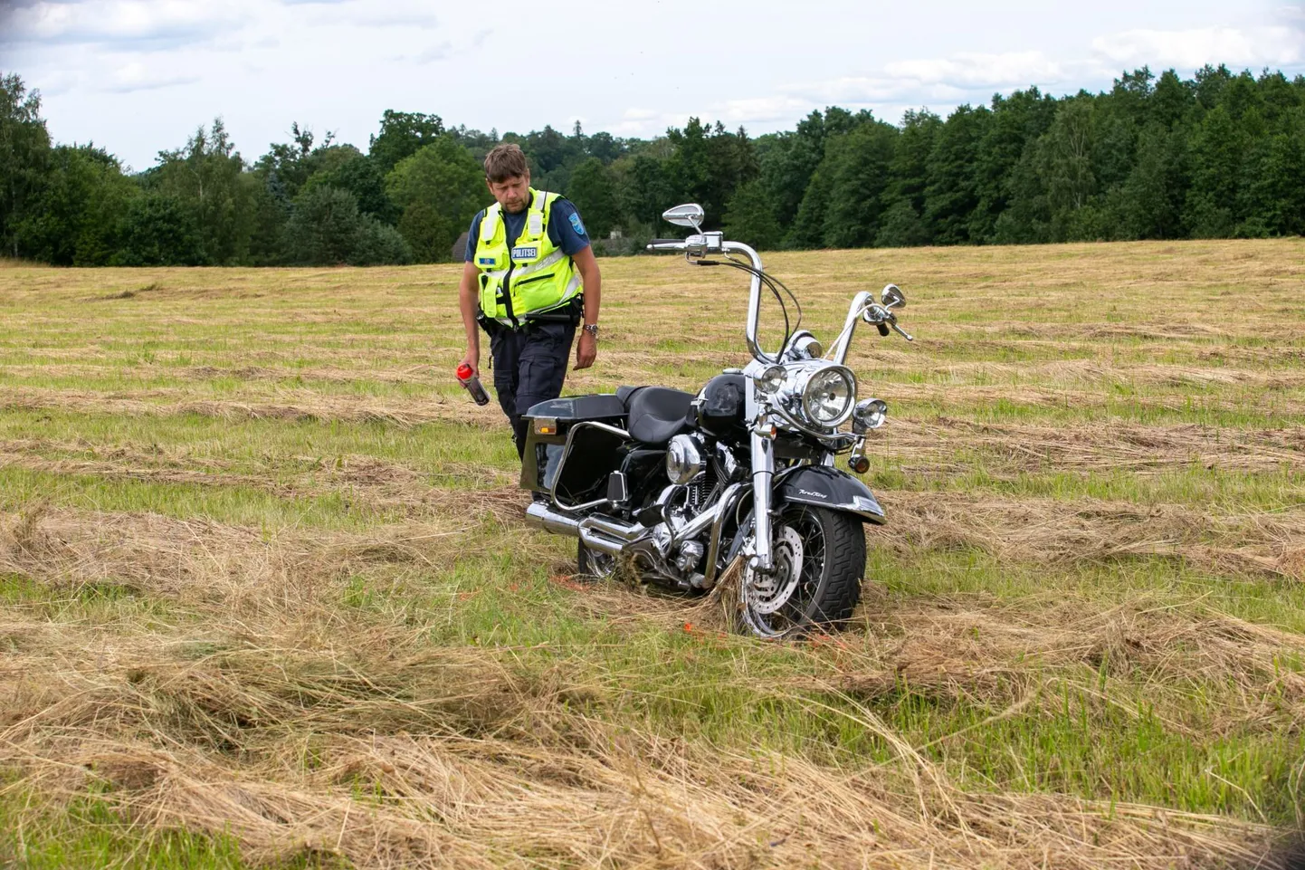 Viljandi külje all Jämejala ristmikul juhtus õnnetus, kus autojuht ei andnud teed mootorratturile ja too kukkus kokkupõrke tagajärjel rattalt maha. Tsikkel põrutas 150 meetrit põllule edasi.