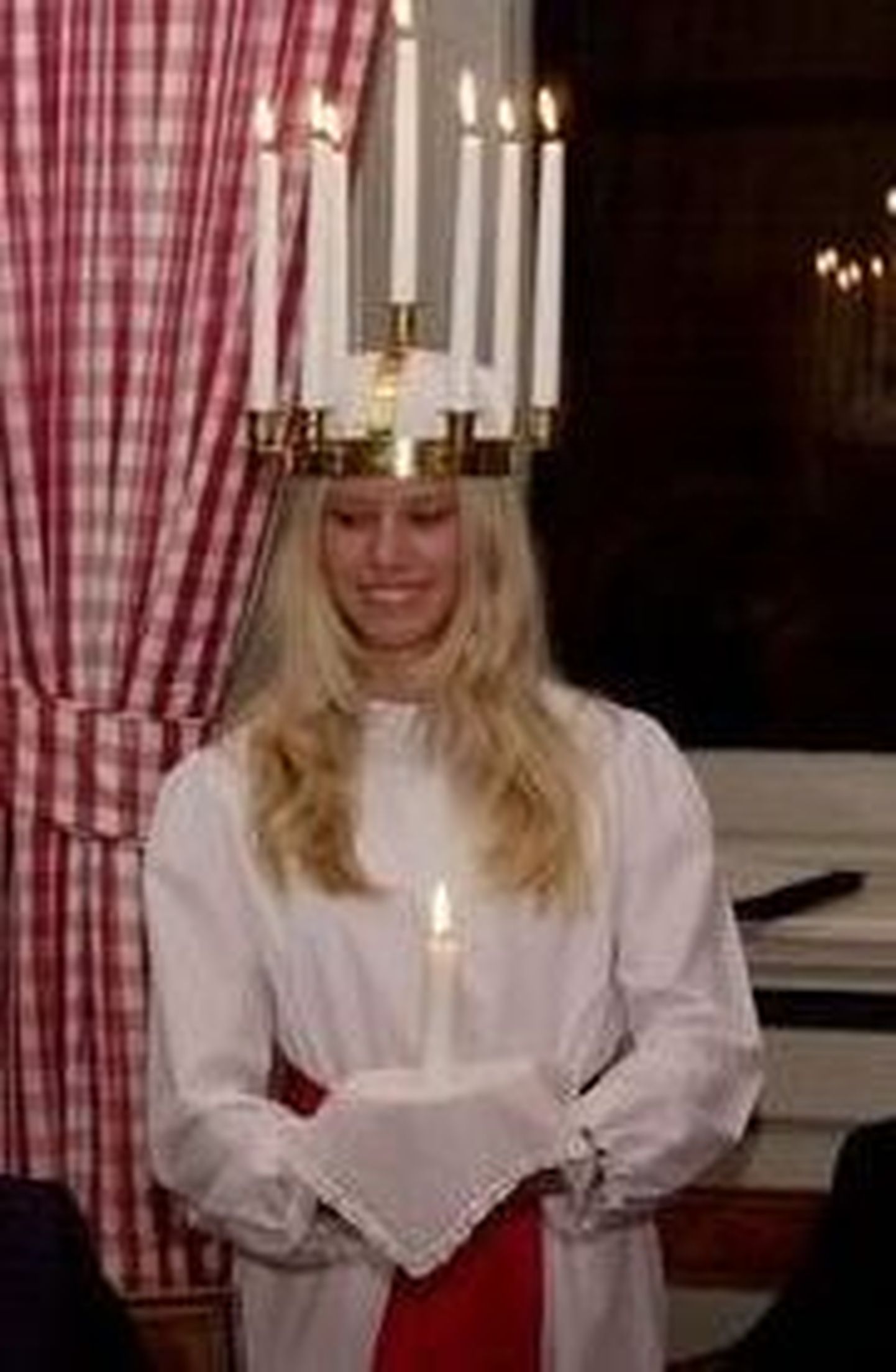 Rootsi koolipoisil keelati Püha Luciaks kehastumine. Fotol tütarlaps Lucia rollis