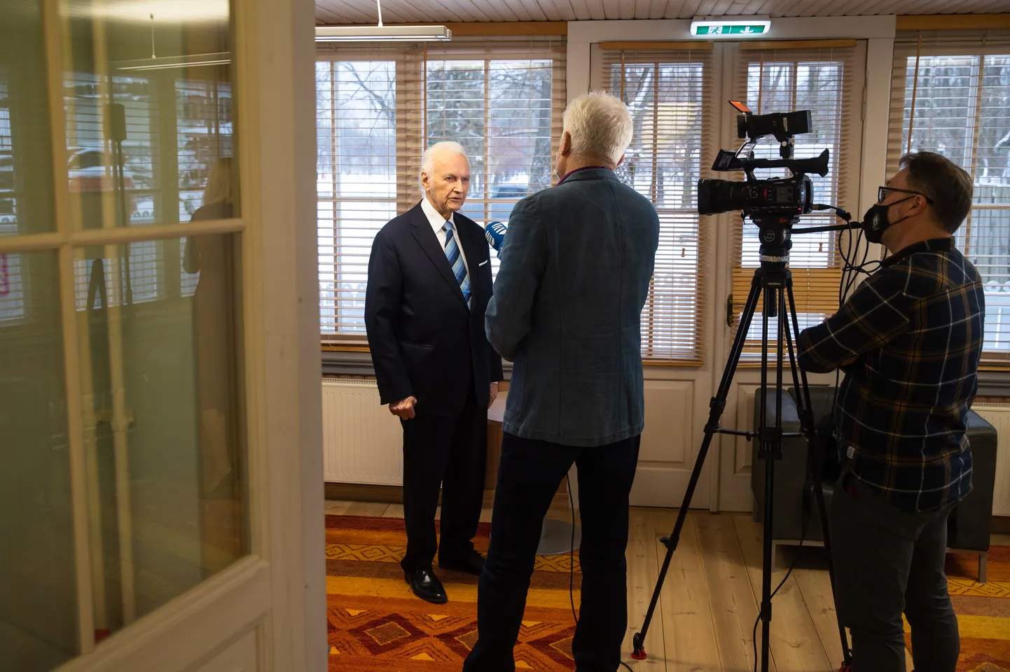 President Alar Karis ja president Arnold Rüütel võtsid täna Eesti Mündiärilt vastu Arnold Rüütli auks vermitud kuldmündid.