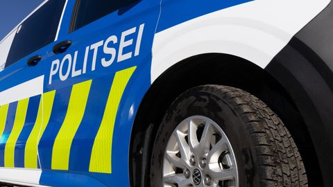 Joobetunnustega juht põrutas vastu elumaja aeda ja jäi kaubikusse lõksu