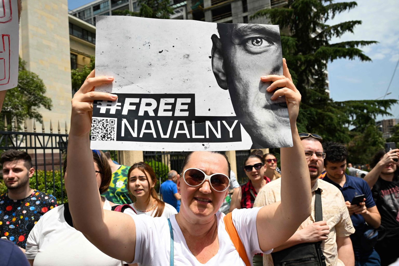 Акция в поддержку Алексея Навального в его день рождения в Тбилиси.