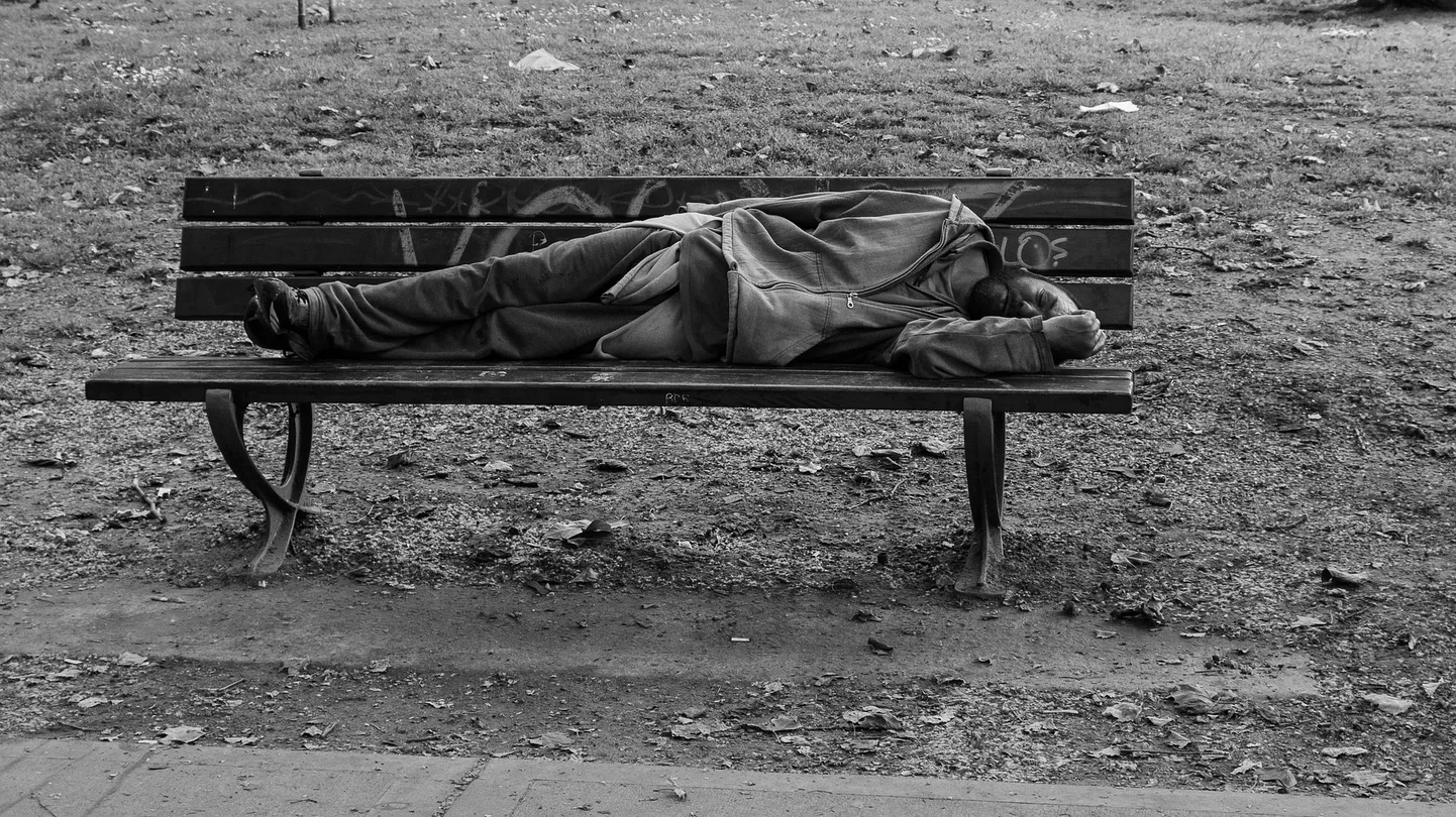 Guļošs bezpajumtnieks. Ilustratīvs attēls