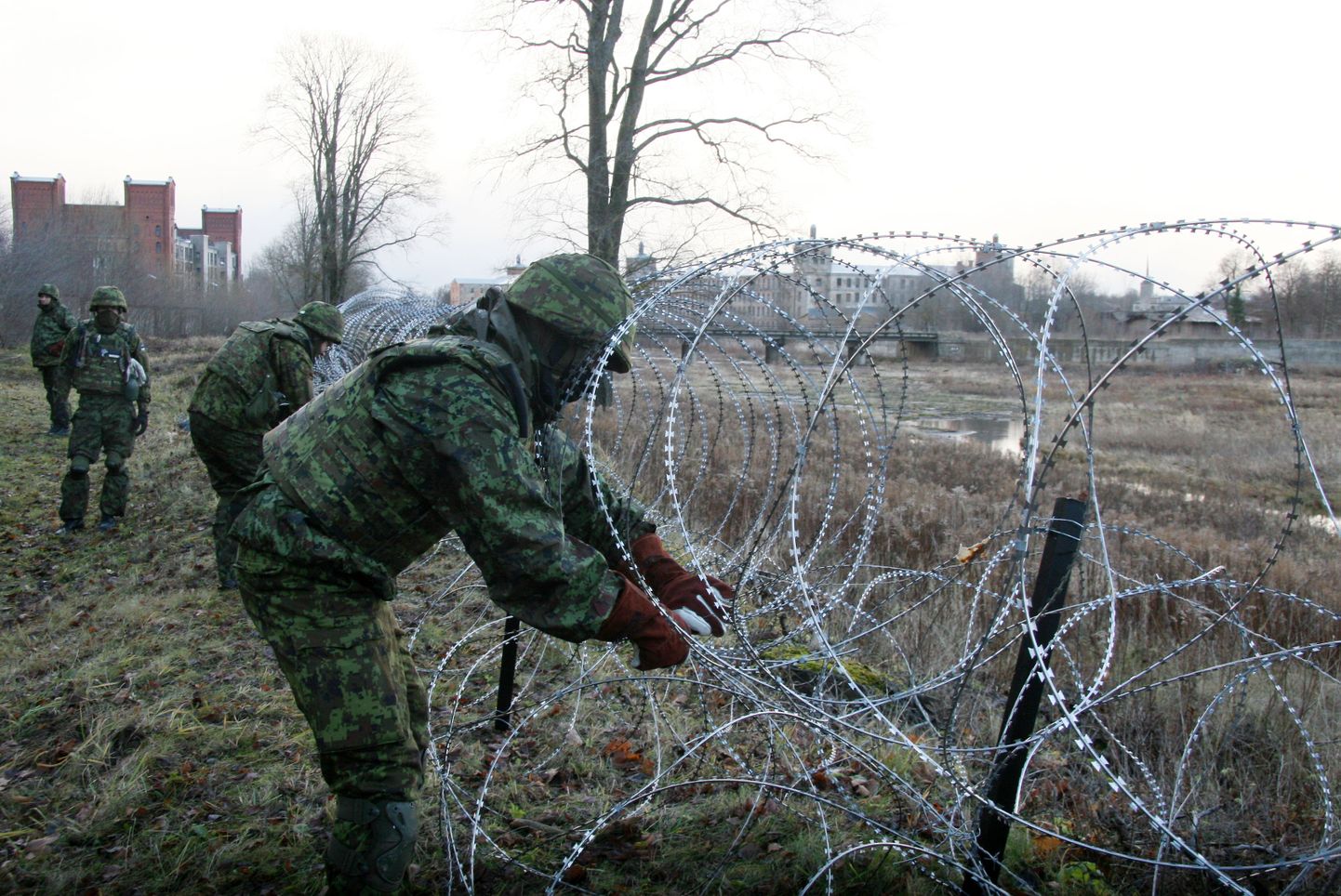 Mullu novembris paigaldasid kaitseväelased Narvas piiririkkujate tõrjumiseks nendesse kohtadesse piirijõe kaldal, kus säng on kuiv, traadist tõkke.