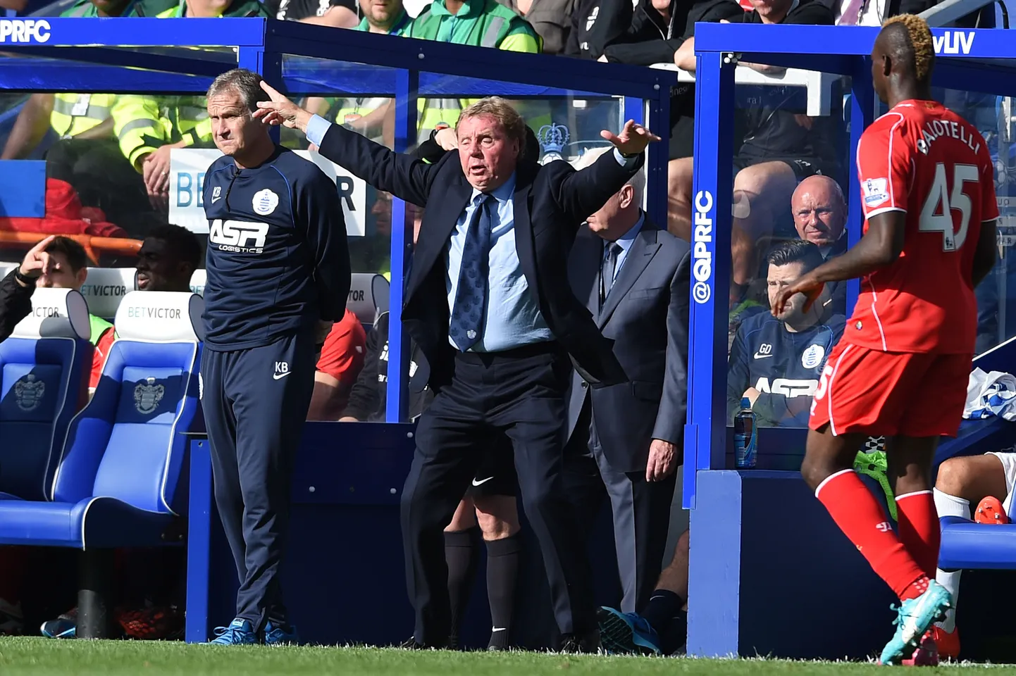 Harry Redknapp (keskel).
