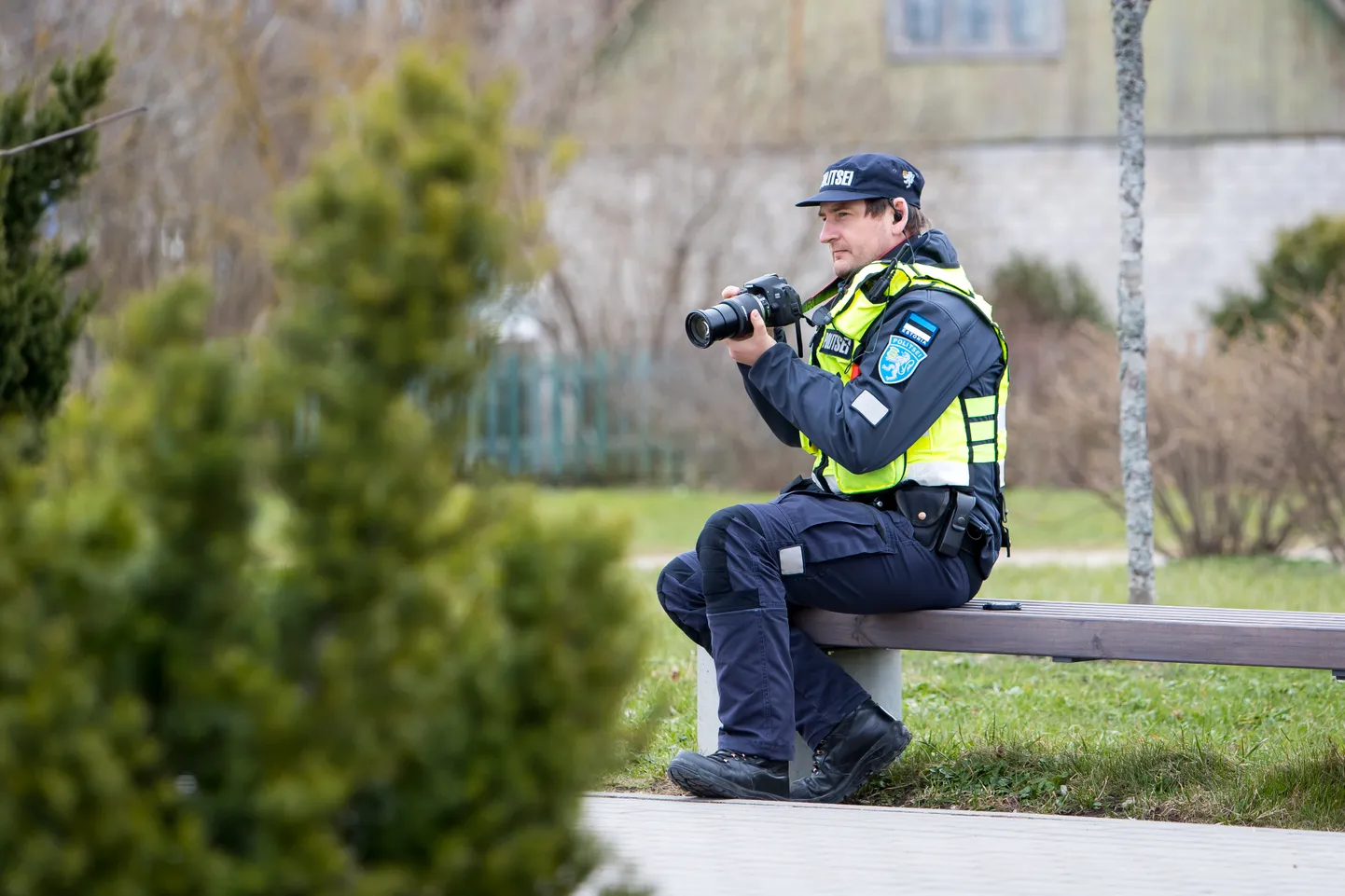 KLÕPS: Kuressaare politseijaoskonna vanempiirivalvur Mark Leiner kasutab tihti töös fotokaamerat ning mobiilset kiiruskaamerat, mille strateegiline paigutamine aitab juhtide kõrvaltegevused kaameraga jäädvustada.