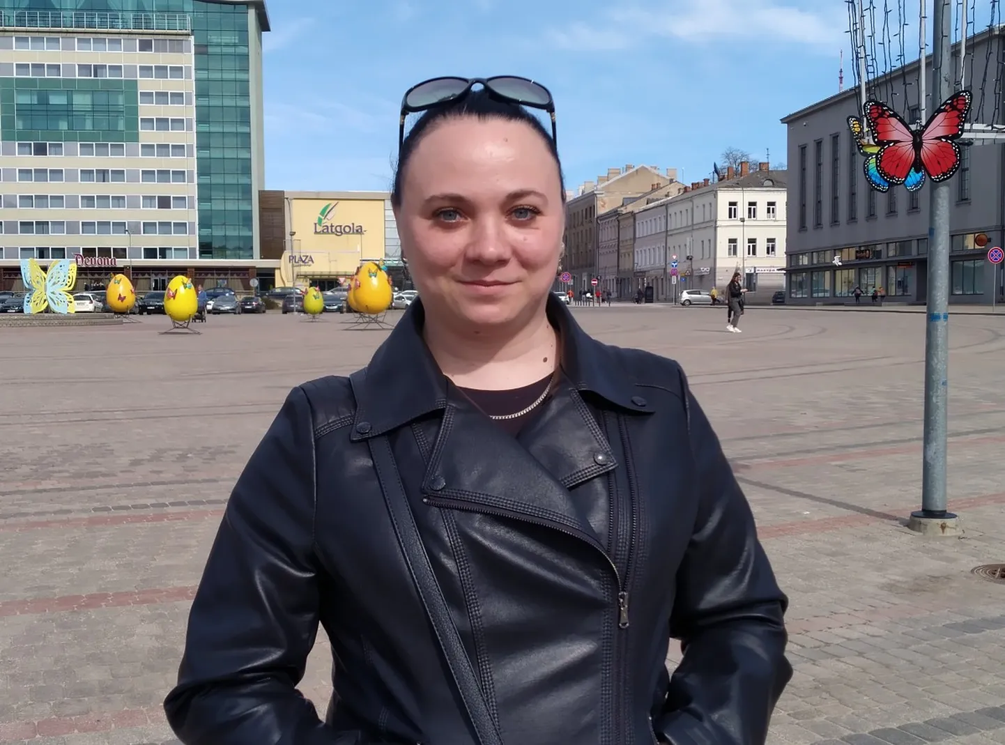 Беженка с Украины Инесса в Даугавпилсе. Инесса хочет снять за деньги в городе двухкомнатную квартиру. Но пока сталкивается со странной реакцией арендодателей - люди чего-то боятся, отказываются сдавать жильё именно её семье. Фото: Елена Иваноцва