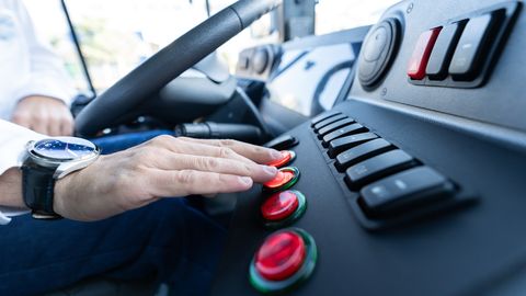 V prometni nesreči avtobusa v Smiltenu poškodovanih več otrok, voznika sumijo nenavadnega vedenja