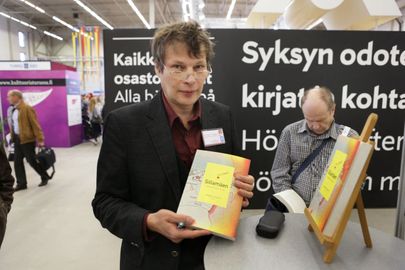 Андрей Хвостов со своей книгой "Страсти по Силламяэ".