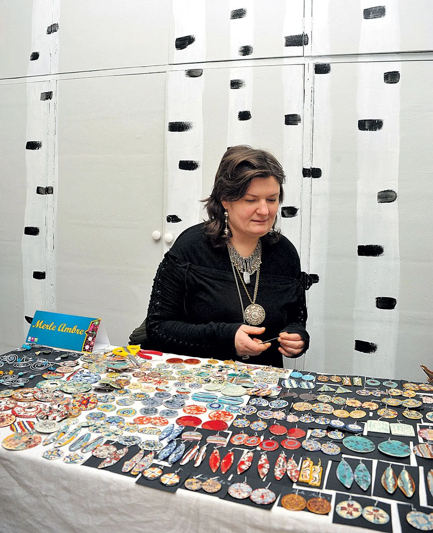 «Need ehted on kaks korda põletatud ja glasuuritud,» rääkis saviehete valmistaja Merle Ambre oma kaubast.