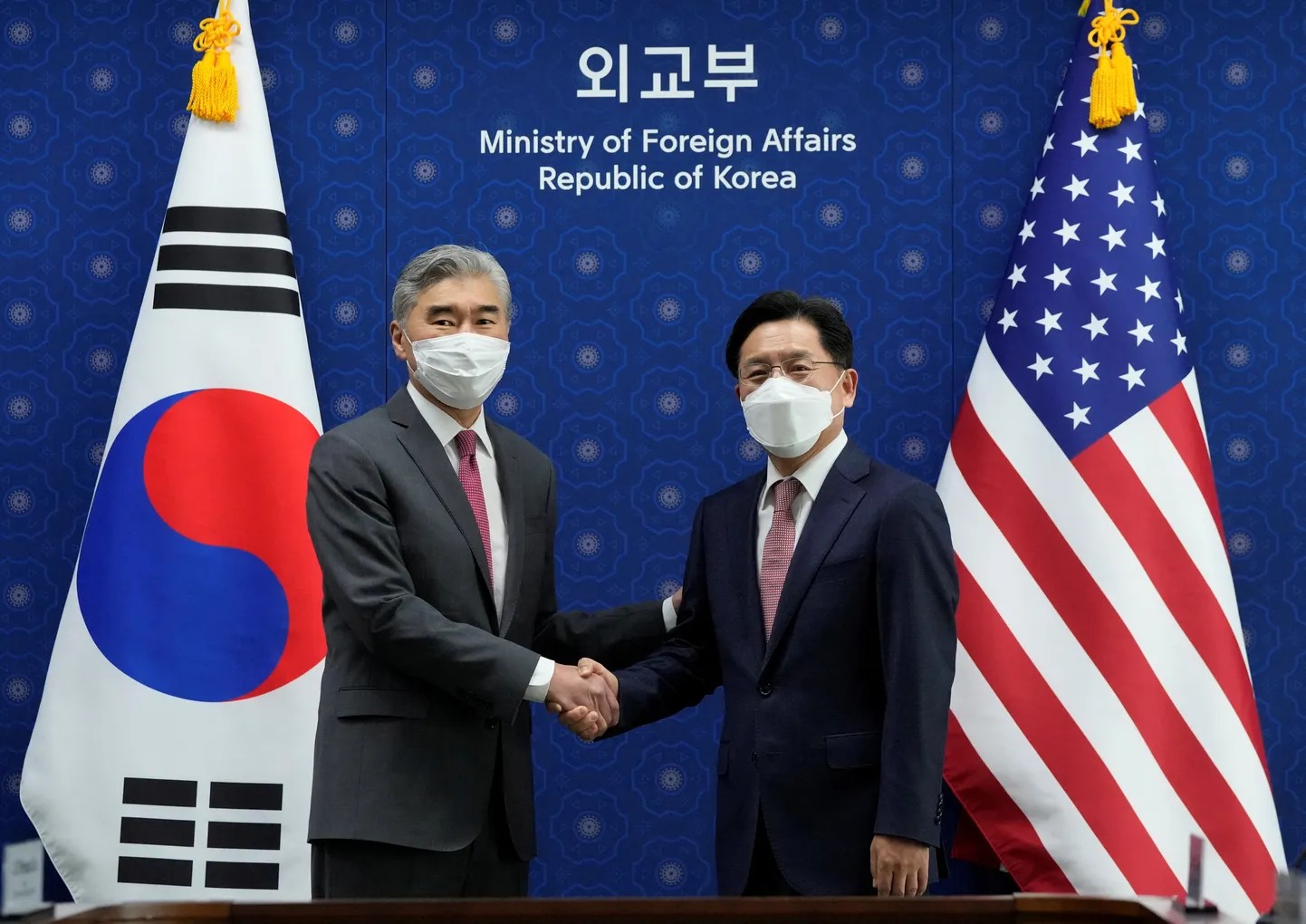 USA eriesindaja Põhja-Korea küsimustes Sung Kim koos oma Lõuna-Korea kolleegi Noh Kyu-dukiga.