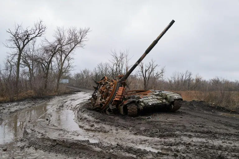 Разбитый украинский танк.