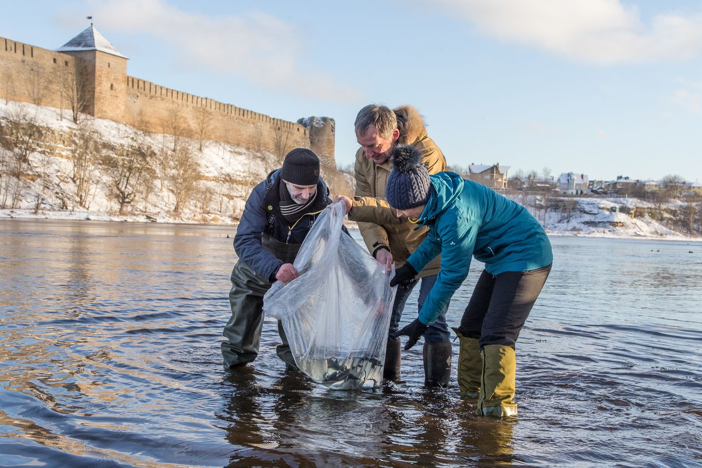 Tuurade laskmisel Narva jõkke osales ka president Kersti Kaljulaid. MATTI KÄMÄRÄ